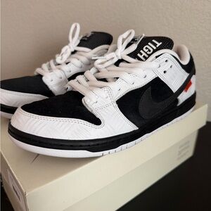 Nike SB Dunk Low
TIGHTBOOTH